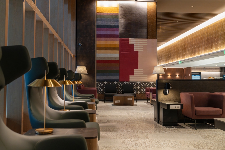 Vue intérieure du salon Latam à Lima avec des sièges modernes, un éclairage élégant et un art mural texturé vibrant qui reflète l'esthétique sud-américaine.